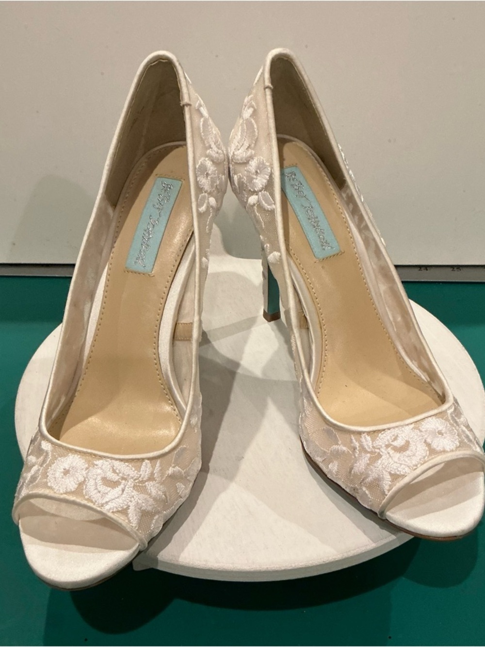 Blue by Betsey Johnson SB Adley White Lace Peep-Toe Heels Size 7